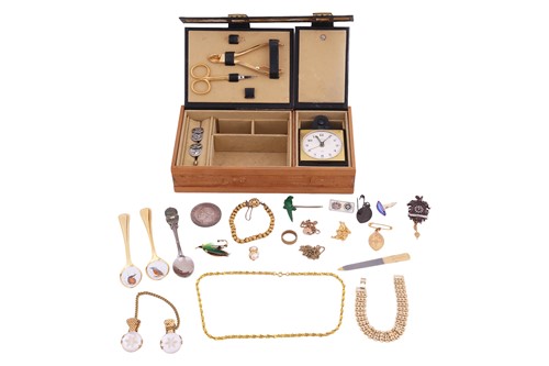 Lot 101 - A group of predominantly costume jewellery,...
