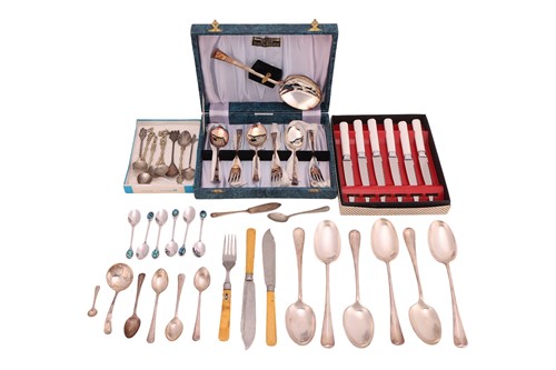 Lot 285 - A mixed collection of silver plated items,...