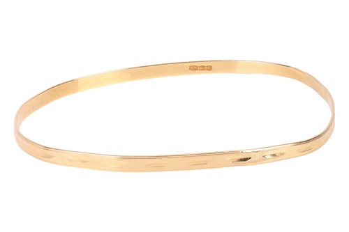 Lot 32 - A circular closed bangle, with an...