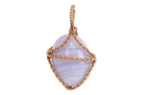 Lot 118 - A blue lace agate egg pendant, the oval bead...