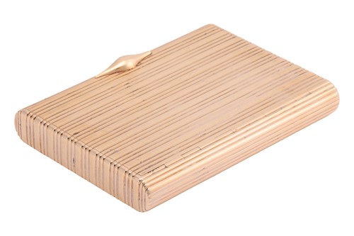 Lot A cigarette case in 14ct gold, of reeded...