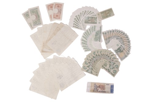 Lot 95 - A collection of uncirculated British banknotes:...