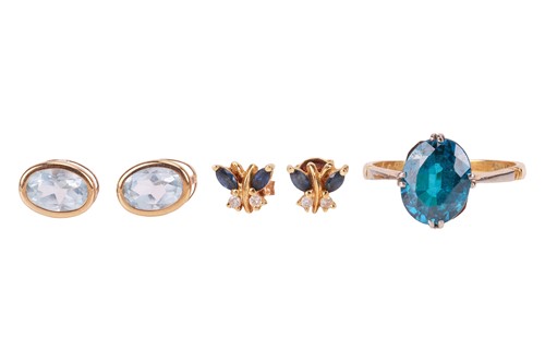 Lot 52 - A group lot of jewellery, to include a pair of...