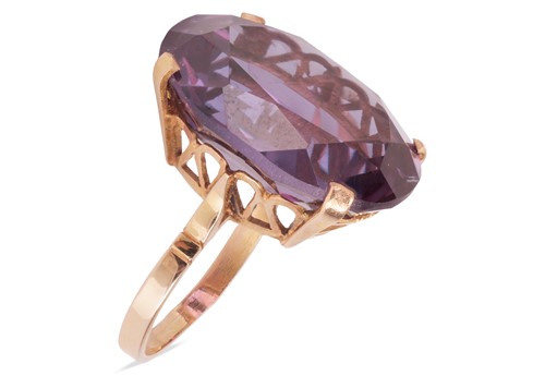 Lot 27 - A synthetic colour-change sapphire dress ring,...