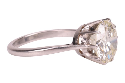 Lot A round brilliant-cut diamond solitaire ring,...