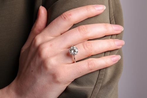 Lot A round brilliant-cut diamond solitaire ring,...