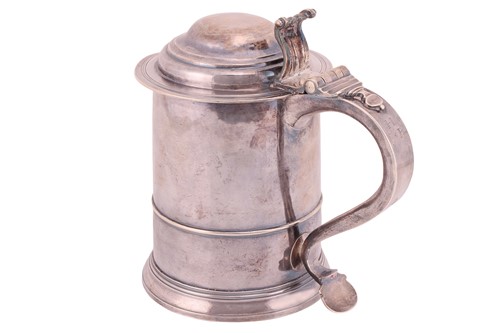 Lot 310 - A Queen Anne silver lidded tankard, London...