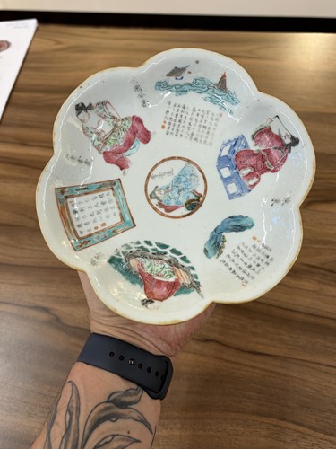 Lot 30 - A pair of famille rose 'Wu Shuang Pu'...