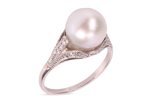 Lot 44 - An early 20th century pearl and diamond ring,...