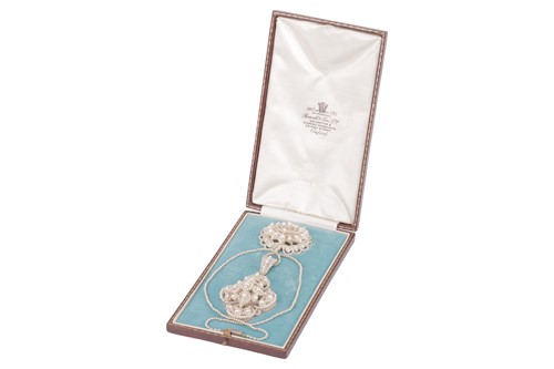 Lot 25 - An Edwardian seed pearl necklace and brooch,...