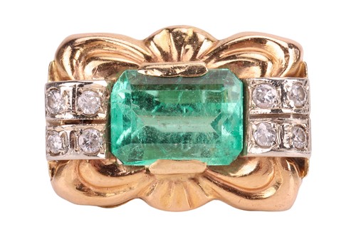 Lot An emerald and diamond ring, circa 1940s,...
