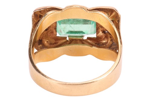Lot An emerald and diamond ring, circa 1940s,...