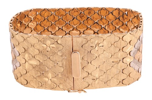 Lot A fancy link bracelet, the articulated lantern-...
