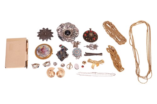 Lot 61 - A collection of plated costume jewellery,...