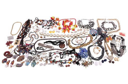 Lot 100 - A large quantity of costume jewellery, to...