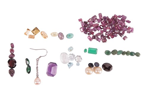 Lot 150 - A collection of loose gemstones, some...