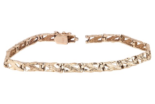 Lot 88 - A yellow metal abstract link bracelet,...