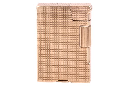 Lot 186 - A 9ct gold lighter by A.D Bach of Worcester,...