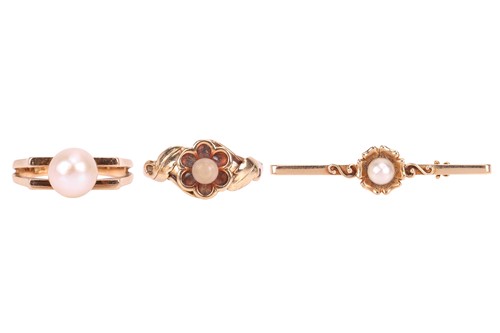 Lot 73 - A small group of jewellery comprising a...