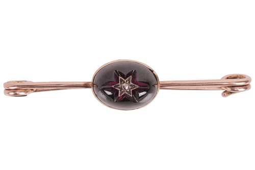 Lot 28 - An amethyst and diamond bar brooch, the...