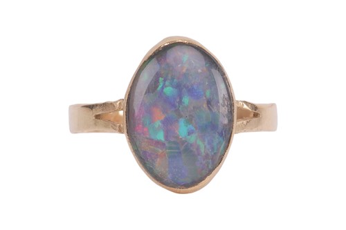 Lot 42 - An opal doublet dress ring in 18ct gold,...