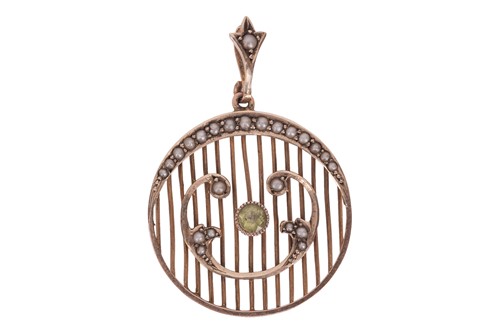 Lot 33 - An Edwardian peridot and seed pearl pendant,...