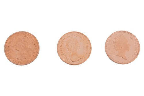 Lot 199 - A collection of three Elizabeth II sovereigns...
