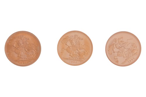 Lot 199 - A collection of three Elizabeth II sovereigns...