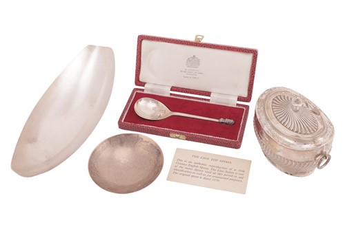 Lot 262 - A group lot of silver, to include a gadrooned...