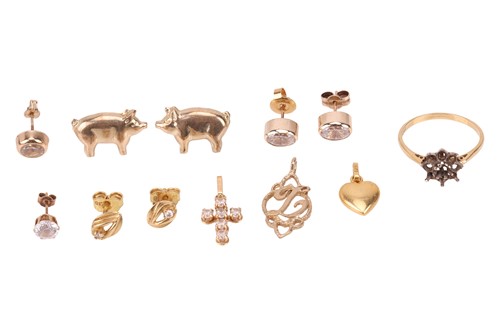 Lot 33 - A mixed lot of jewellery to include; a vacant...