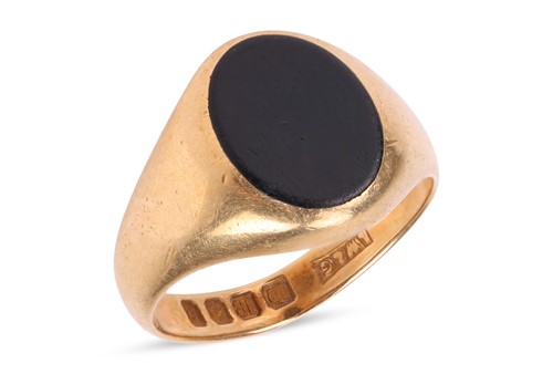 Lot 152 - An 18ct signet ring set with onyx, the...