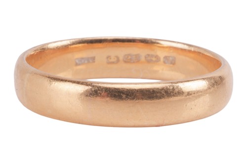 Lot 10 - A plain 22ct gold band ring, ring size R,...
