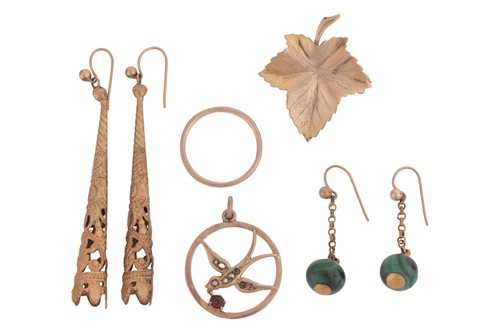 Lot 25 - A small group of jewellery items, to include;...