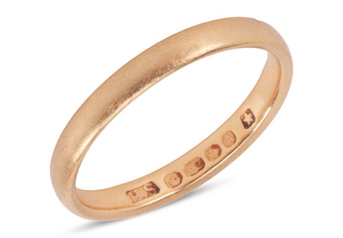 Lot 7 - A 22ct yellow gold wedding band, size L, wth...