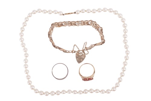 Lot 29 - A small group of jewellery items; comprising a...