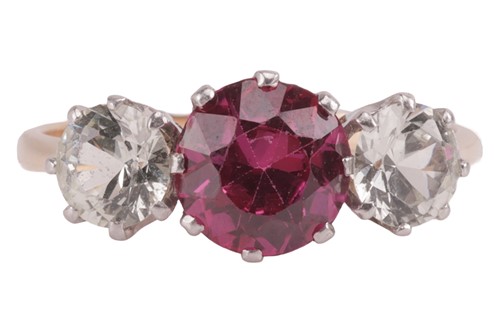 Lot 2 - A three-stone gem-set ring, centred with a...