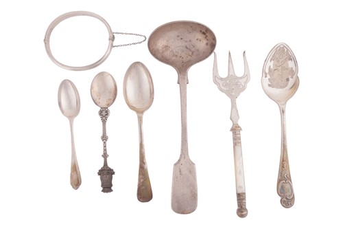 Lot 221 - A group of silver and silver-plated items, to...