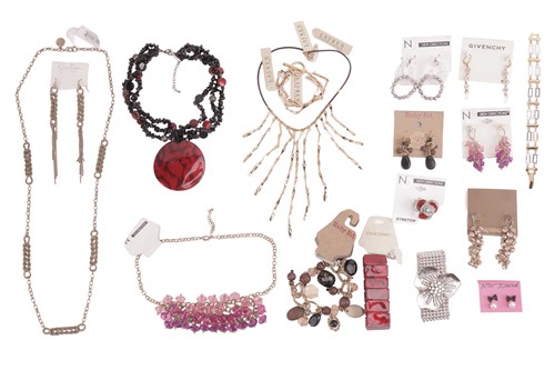 Lot 70 - A quantity of costume jewellery, much of it...