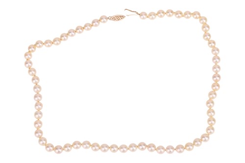 Lot 86 - A cultured pearl strand necklace, featuring...