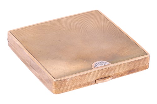 Lot A powder compact in 9ct gold, of square form,...