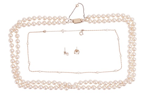 Lot 33 - A group lot of cultured pearls and a faux...