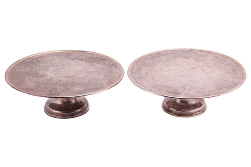 Lot A pair of Scottish Queen Anne tazze, of plain...
