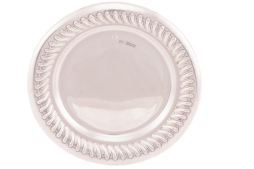 Lot 203 - A silver waiter/dish, Sheffield 1900, by...