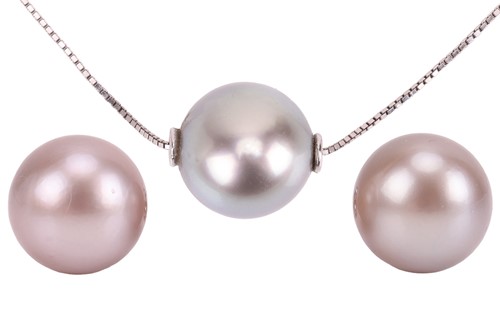 Lot A pearl necklace and earring set, comprising,...