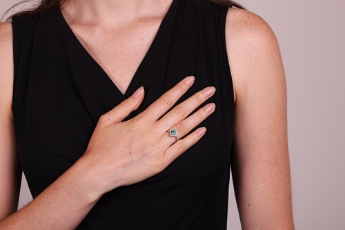 Lot 107 - An emerald and diamond ring, featuring a...