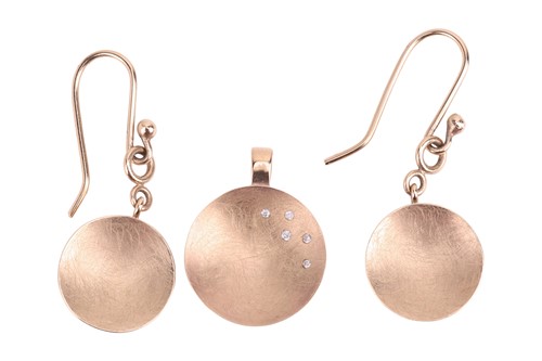 Lot 98 - A 9ct gold pendant and earring set, the...