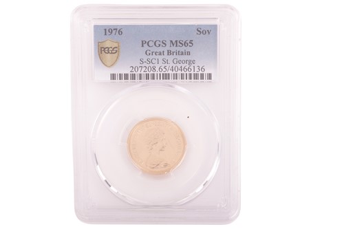 Lot 106 - An Elizabeth II 1976 Sovereign, crowned...