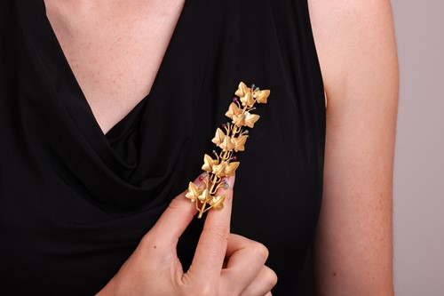 Lot 64 - A leaf brooch, comprising climbing ivy leaves,...