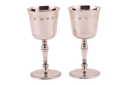 Lot 207 - A pair of silver goblets, London 1977 by...