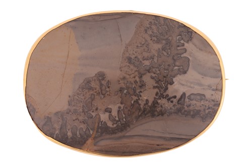 Lot 27 - An agate picture stone brooch, featuring an...